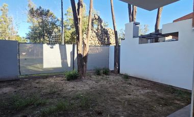 Venta Casa Duplex de 3 dormitorios en housing con amenities y financiación propia
