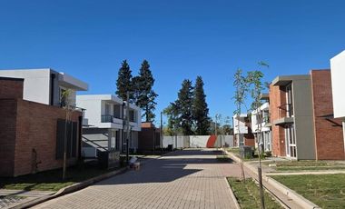 Venta Casa Duplex de 3 dormitorios en housing con amenities y financiación propia