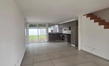 Venta Casa Duplex de 3 dormitorios en housing con amenities y financiación propia