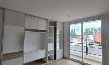 Venta Casa Duplex de 3 dormitorios en housing con amenities y financiación propia