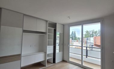 Venta Casa Duplex de 3 dormitorios en housing con amenities y financiación propia