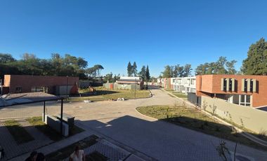 Venta Casa Duplex de 3 dormitorios en housing con amenities y financiación propia