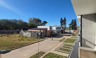 Venta Casa Duplex de 3 dormitorios en housing con amenities y financiación propia