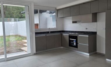 Casa alquiler en  Housing Las Veras duplex de 2 dormitorios con patio valle escondido