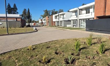 Casa alquiler en  Housing Las Veras duplex de 2 dormitorios con patio valle escondido