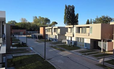 Casa alquiler en  Housing Las Veras duplex de 2 dormitorios con patio valle escondido