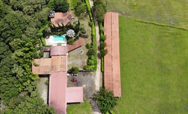 SE VENDE FINCA EN ANTON  CON AREA DE PRODUCCION Y CABALLERIZAS