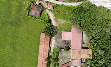 SE VENDE FINCA EN ANTON  CON AREA DE PRODUCCION Y CABALLERIZAS