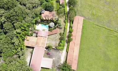 SE VENDE FINCA EN ANTON  CON AREA DE PRODUCCION Y CABALLERIZAS