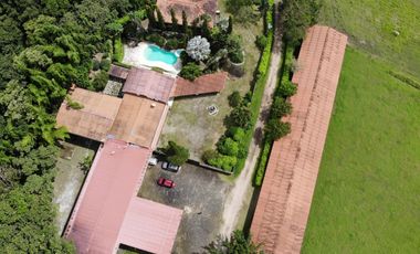 SE VENDE FINCA EN ANTON  CON AREA DE PRODUCCION Y CABALLERIZAS