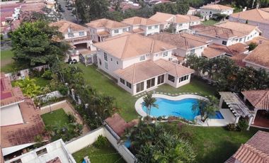 Se vende Casa en Condado del rey , Residencial  Altos del fresno