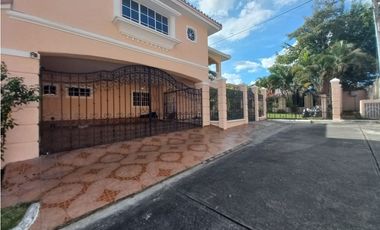 Se vende Casa en Condado del rey , Residencial  Altos del fresno