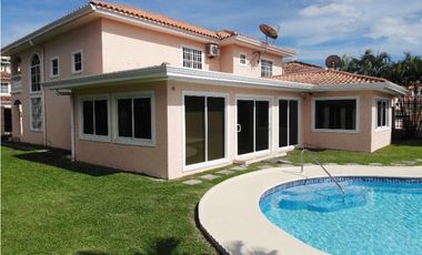 Se vende Casa en Condado del rey , Residencial  Altos del fresno