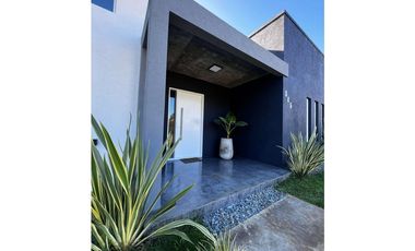 SENDEROS III  COSTA ESMERALDA -MODERNA Y FUNCIONAL CASA CON PILETA