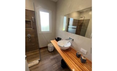 SENDEROS III  COSTA ESMERALDA -MODERNA Y FUNCIONAL CASA CON PILETA