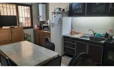 VENDE CASA CON DEPARTAMENTO en calle O’Higgins casi Indep. Las Heras