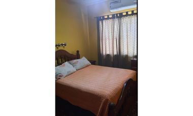 VENDE CASA CON DEPARTAMENTO en calle O’Higgins casi Indep. Las Heras