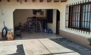 VENDE CASA CON DEPARTAMENTO en calle O’Higgins casi Indep. Las Heras