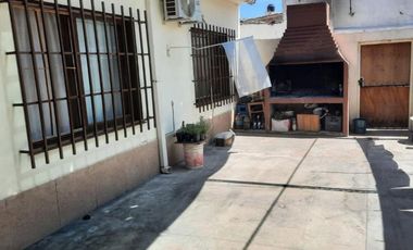 VENDE CASA CON DEPARTAMENTO en calle O’Higgins casi Indep. Las Heras