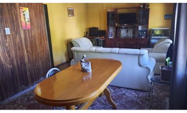 VENDE CASA CON DEPARTAMENTO en calle O’Higgins casi Indep. Las Heras