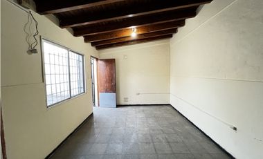 Casa en alquiler de 2 dormitorios con garaje pasante, patio