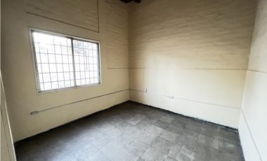Casa en alquiler de 2 dormitorios con garaje pasante, patio