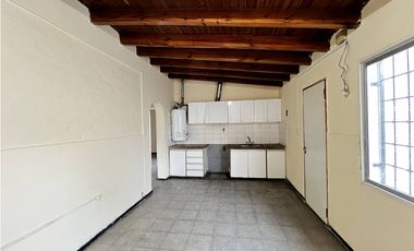 Casa en alquiler de 2 dormitorios con garaje pasante, patio