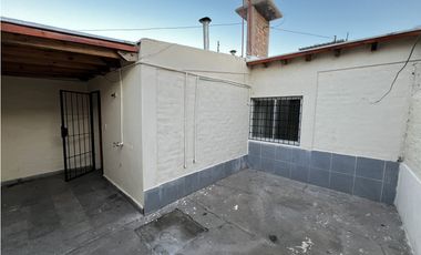 Casa en alquiler de 2 dormitorios con garaje pasante, patio