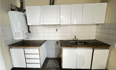 Casa en alquiler de 2 dormitorios con garaje pasante, patio