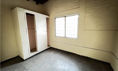 Casa en alquiler de 2 dormitorios con garaje pasante, patio