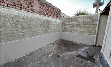 Casa en alquiler de 2 dormitorios con garaje pasante, patio
