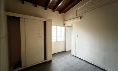 Casa en alquiler de 2 dormitorios con garaje pasante, patio