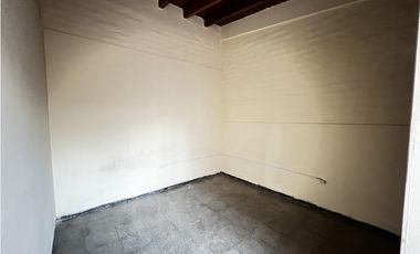Casa en alquiler de 2 dormitorios con garaje pasante, patio