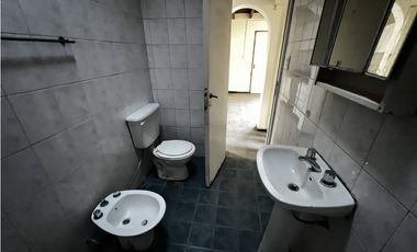 Casa en alquiler de 2 dormitorios con garaje pasante, patio