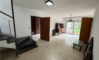 Casa con 4 dormitorios, cochera, jardin, y balcon a la venta
