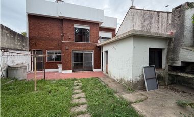 Casa con 4 dormitorios, cochera, jardin, y balcon a la venta