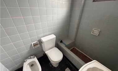 Casa con 4 dormitorios, cochera, jardin, y balcon a la venta