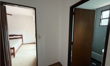 Casa con 4 dormitorios, cochera, jardin, y balcon a la venta
