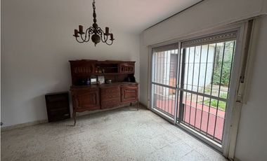 Casa con 4 dormitorios, cochera, jardin, y balcon a la venta