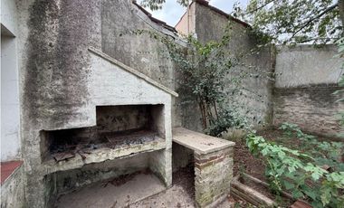 Casa con 4 dormitorios, cochera, jardin, y balcon a la venta