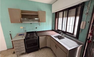 Casa con 4 dormitorios, cochera, jardin, y balcon a la venta