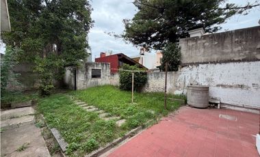 Casa con 4 dormitorios, cochera, jardin, y balcon a la venta