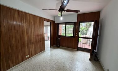 Casa con 4 dormitorios, cochera, jardin, y balcon a la venta