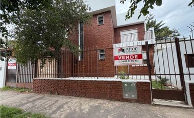 Casa con 4 dormitorios, cochera, jardin, y balcon a la venta