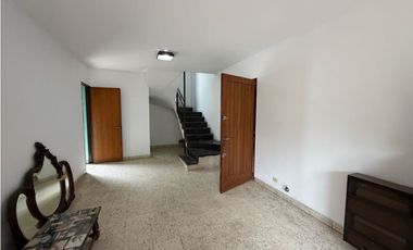 Casa con 4 dormitorios, cochera, jardin, y balcon a la venta