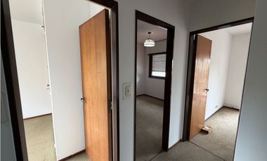 Casa con 4 dormitorios, cochera, jardin, y balcon a la venta