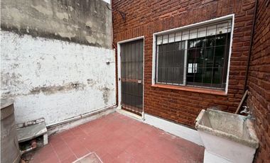 Casa con 4 dormitorios, cochera, jardin, y balcon a la venta
