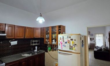 Casa 3 amb C/fondo,quincho,parrilla,cochera, y dpt