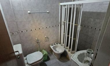 Casa 3 amb C/fondo,quincho,parrilla,cochera, y dpt