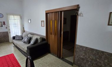 Casa 3 amb C/fondo,quincho,parrilla,cochera, y dpt